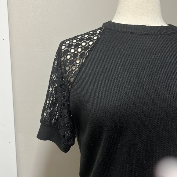 Black laces sleeve top - Picture 2 of 6